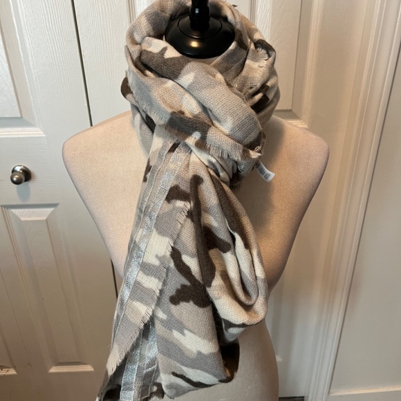 Aerie one size camo blanket scarf - Picture 5 of 10
